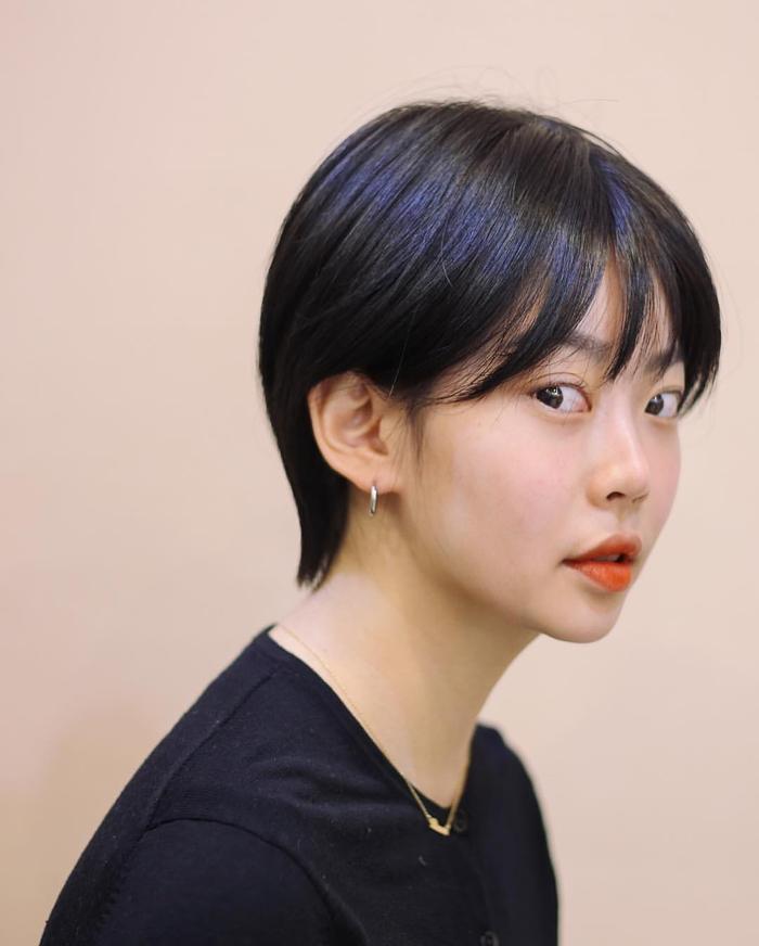 短发搭配空气刘海，年轻时尚又减龄