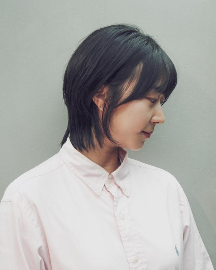 短发搭配空气刘海，年轻时尚又减龄