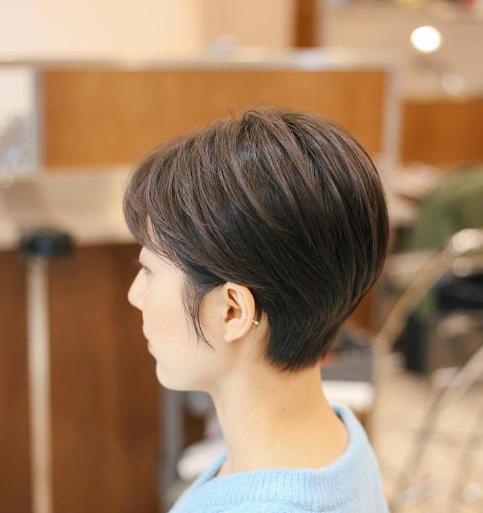 短发搭配空气刘海，年轻时尚又减龄