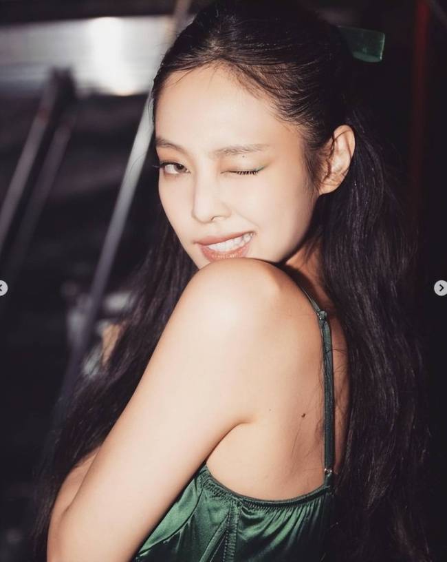 BlackPink珍妮穿吊带绿色短裙 Wink送给你!