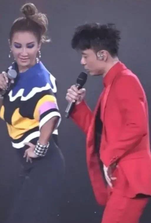 她曾经那么开心!李玟不久前与李克勤演唱会上热舞