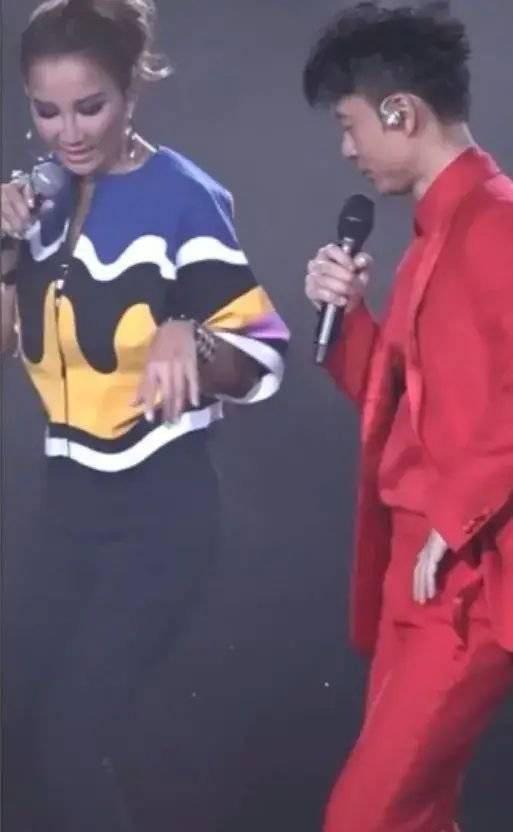 她曾经那么开心!李玟不久前与李克勤演唱会上热舞