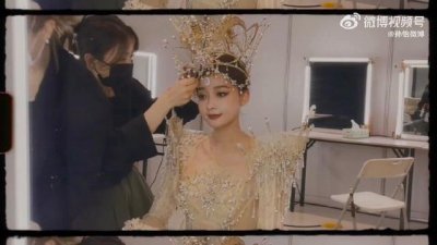 ​孙怡透露金鹰节表演服饰近 10 斤重，穿上后几乎抬不起手