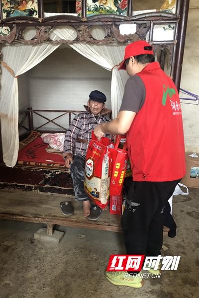 重阳慰问敬老院浓浓关怀暖人心（重阳节探望贫困老人）(4)