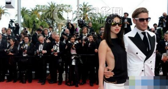 朱珠真空照上阵春光乍泄 朱珠家庭背景显赫吗