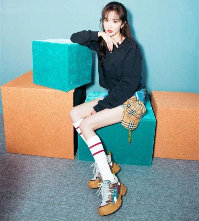 杨幂穿短裙大秀美腿，好身材藏不住，网友：少女感十足！