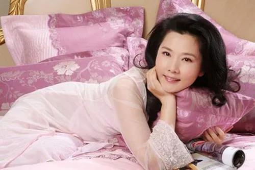 何赛飞与老公合影(老戏骨何赛飞被母亲抛弃)(14)