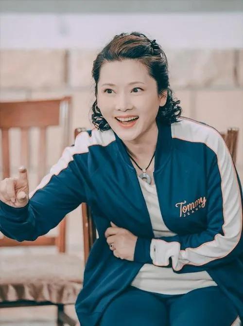 何赛飞与老公合影(老戏骨何赛飞被母亲抛弃)(5)