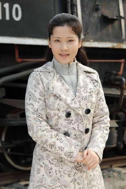 何赛飞与老公合影(老戏骨何赛飞被母亲抛弃)(28)