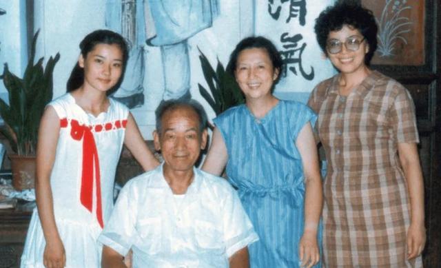 何赛飞与老公合影(老戏骨何赛飞被母亲抛弃)(2)