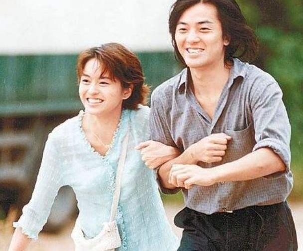 梁咏琪蛋糕事件始末（1999梁咏琪郑伊健恋爱）