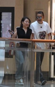 ​梁家辉的老婆（60岁梁家辉和爱妻牵手逛街）