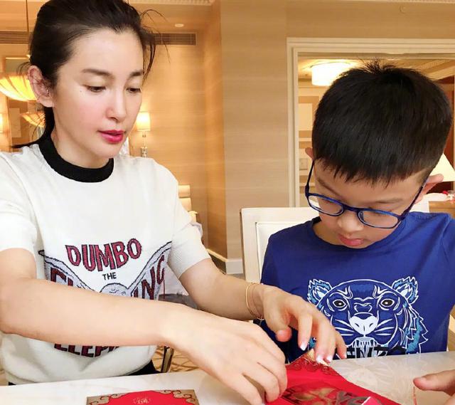 李冰冰颜值巅峰有多高(46岁李冰冰没结婚生娃却喜欢晒李雪儿女)(6)