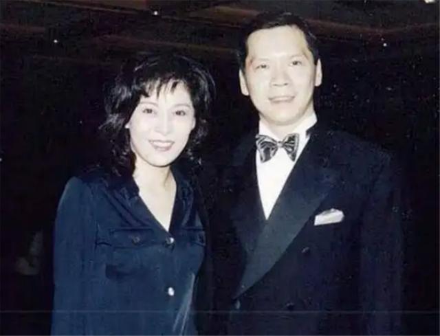 丁佩离开向华强后嫁谁(丁佩究竟做了什么)(1)