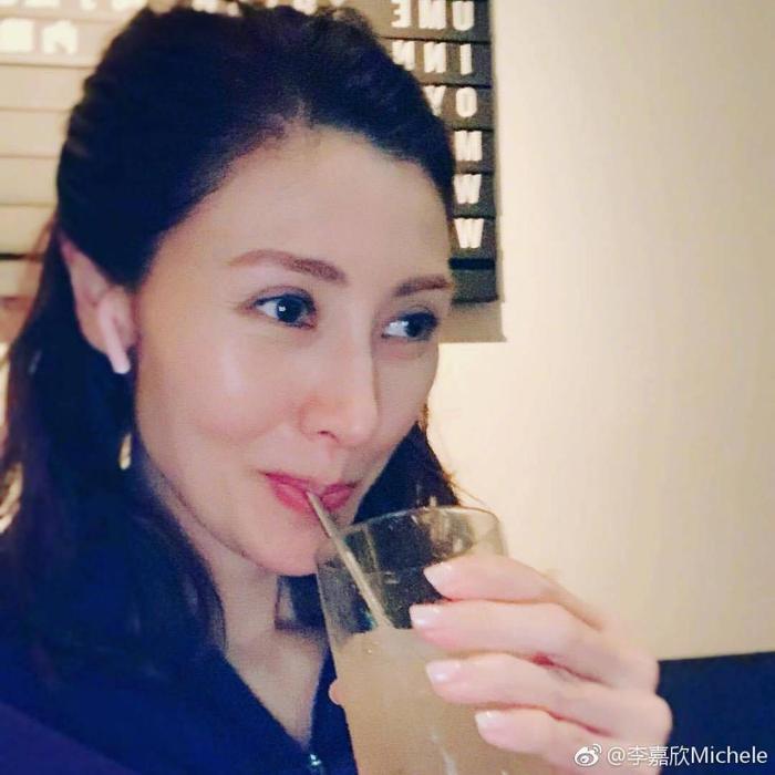 48岁李嘉欣晒近照脸部僵硬变多边形,网友:吓人!