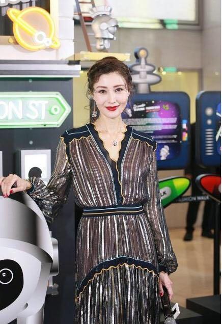 48岁李嘉欣晒近照脸部僵硬变多边形,网友:吓人!