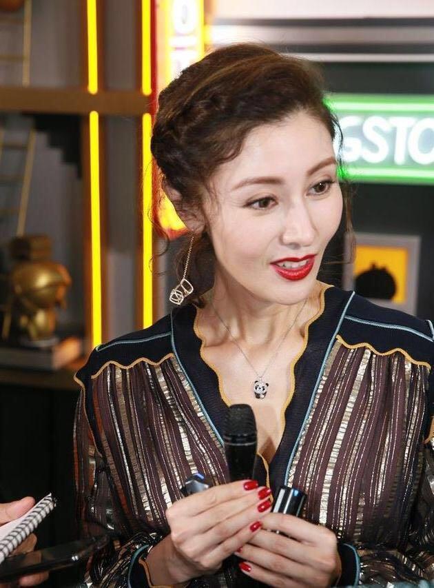 48岁李嘉欣晒近照脸部僵硬变多边形,网友:吓人!