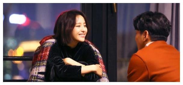 佟丽娅新作《不婚女王》,身高差显得她像少女,男主就是故事原型