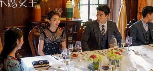 佟丽娅新作《不婚女王》,身高差显得她像少女,男主就是故事原型