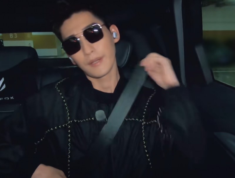 张翰的眼镜的图片(张翰坐上驾驶舱墨镜一戴)