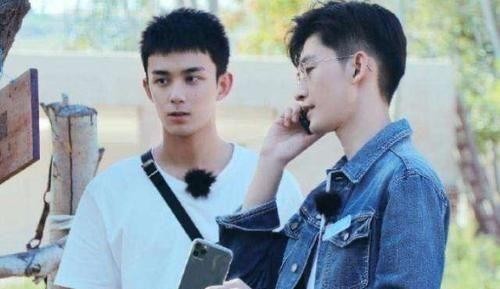 张翰的眼镜的图片(张翰坐上驾驶舱墨镜一戴)