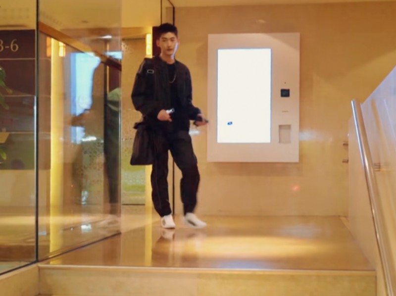 张翰的眼镜的图片(张翰坐上驾驶舱墨镜一戴)