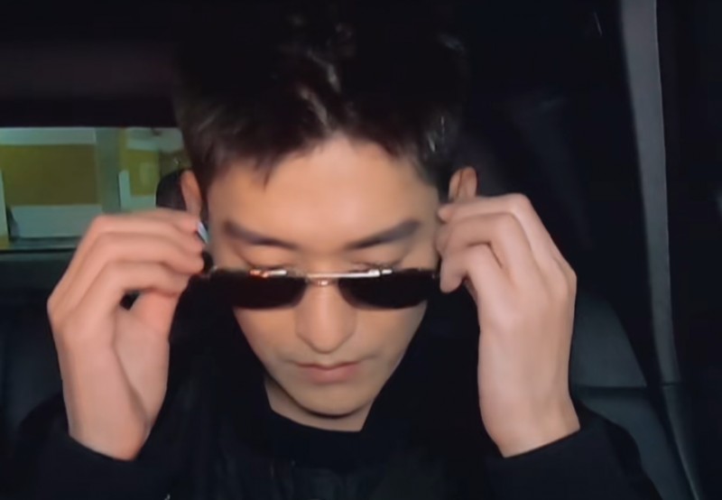 张翰的眼镜的图片(张翰坐上驾驶舱墨镜一戴)