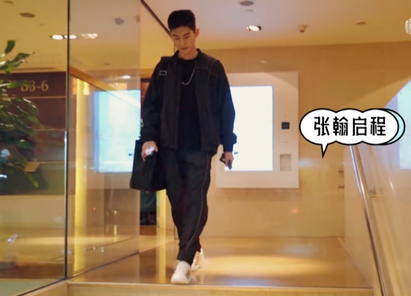 张翰的眼镜的图片(张翰坐上驾驶舱墨镜一戴)