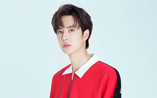 张翰的眼镜的图片(张翰坐上驾驶舱墨镜一戴)