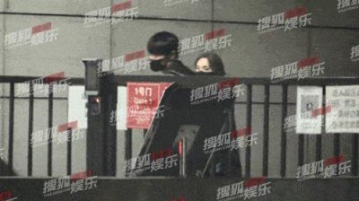 ​杨丞琳被曝怀孕后近况曝光，与老公挽手秀恩爱