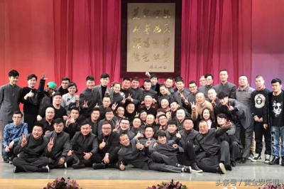 ​在乡村爱情演了十年的小保安，今年终于拜赵本山为师，当起了导演