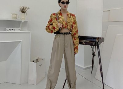 ​三个男吃我奶头一边一个 奶头被舔是什么感觉