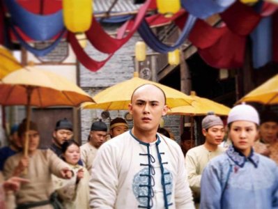 ​33岁陈奕恋情曝光？与神秘女当街拥吻不避嫌，曾被曝爱上女友闺蜜