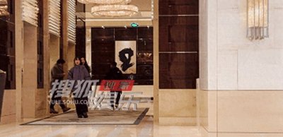 ​刘亦菲和陈金飞聚餐被拍，干爹今年62岁，曾和小30岁女友街头热吻