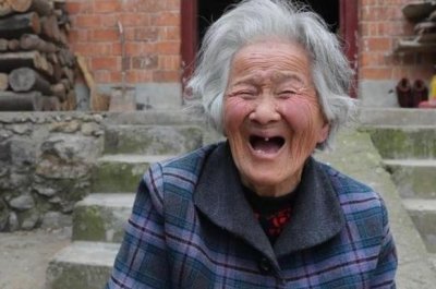 ​她是个日本人，日本侵华时来到中国，最后将一生都留在了中国