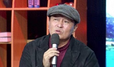 ​倪萍先生的伴侣杨亚洲先生与其继子杨博先生，他们是导演界备受瞩