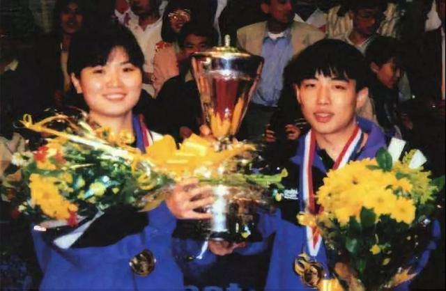 打败邓亚萍夺世界冠军,嫁小5岁足坛帅哥。