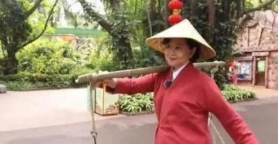 ​鞠萍：主持工作顺风顺水，二婚现街头卖菜，这是在录节目