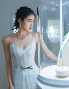 ​清纯少女张雪迎一去不返，蜜桃成熟中，穿低胸裙秀身材