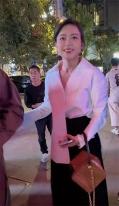东方卫视主持人陈辰上海参加时装秀后被老公牵手状态好，老公隐身