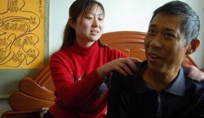 ​＂能不能让你爸搬出去住＂公公在家只穿＂平角裤＂妻子向老公抱怨