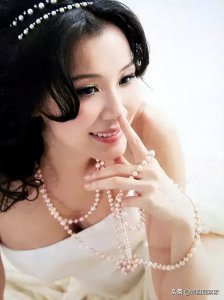 ​曾经的台湾第一美女，金庸评价：美得超出想象，如今52岁依然洒脱