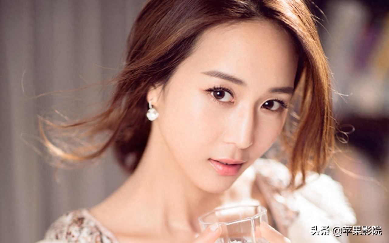 张钧甯素有“台湾第一气质美女”之称,也被称为“演艺圈女学霸”