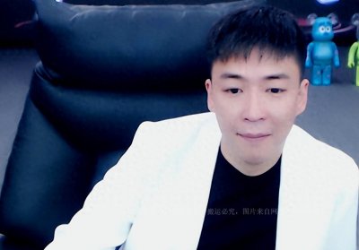​网红刘一手澳门被拍，一夜赢回600万，桌上摆满现金，网友：炫富