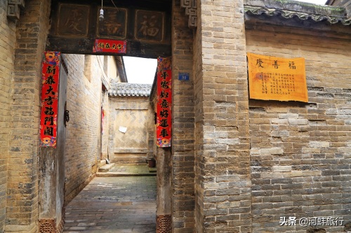 山西晋城良户村，大妈独自住在一座明清古城堡里，仿佛与世隔绝