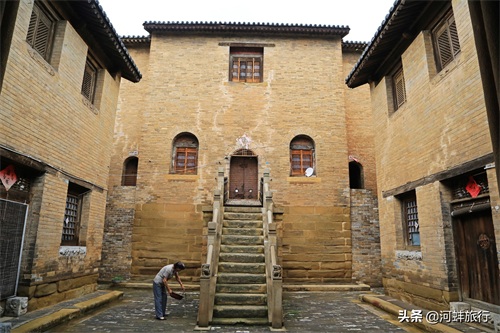 山西晋城良户村，大妈独自住在一座明清古城堡里，仿佛与世隔绝