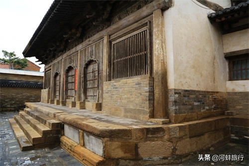 山西晋城良户村，大妈独自住在一座明清古城堡里，仿佛与世隔绝