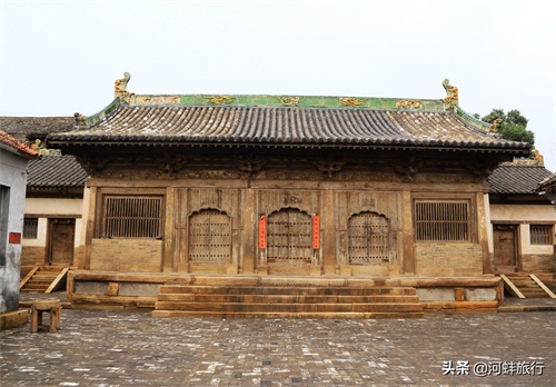 山西晋城良户村，大妈独自住在一座明清古城堡里，仿佛与世隔绝