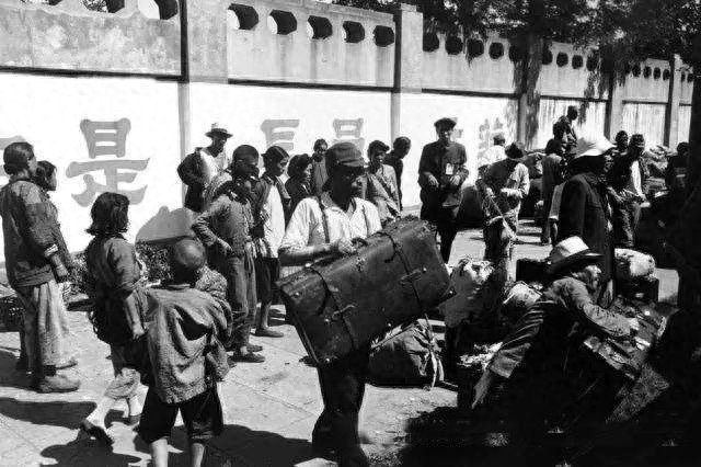 日本投降时的珍贵照片:各地欢庆胜利,中国军人训斥日本人
