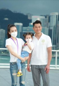 ​1990年，郭富城哥哥在金店中弹身亡，天王弟弟替他照顾妻儿多年